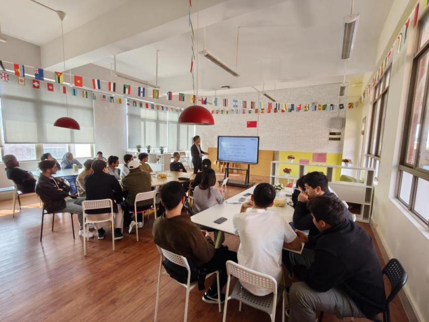 國際學院舉辦2025級來華留學生職業規劃座談會，廣州勞務服務助力留學人才融入本地發展